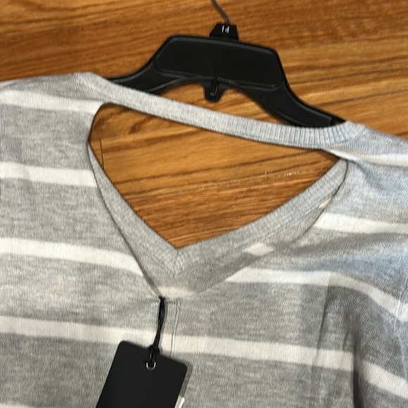 Chaser Gray Striped Women's v neck long sleeve Top w/bell cuffs medium new - Picture 5 of 6